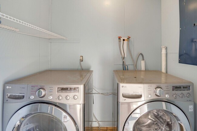 Building Photo - Fully Furnished 2BR/2BA Sarasota Home – Move-In Ready with Entertainment Room Near Siesta Key!