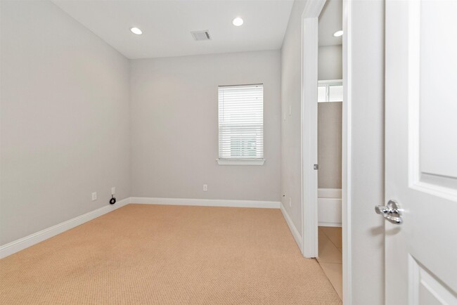 Building Photo - 5637 Kiam St