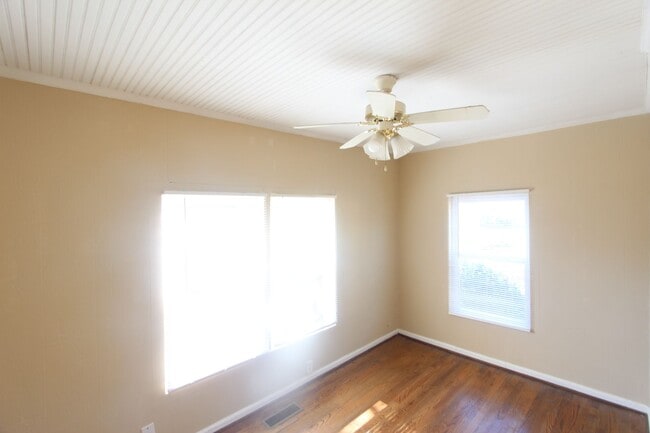 Building Photo - 3 Bedroom, 1 Bath! New on the Market!!  Co...
