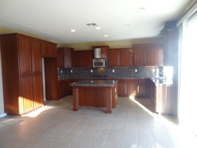 Building Photo - Huge home in Elk Grove