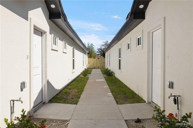 Building Photo - 503-505 W Farm to Market 495