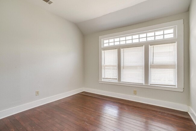 Building Photo - Large 4 Bed, 2 Bath in the heart of Histor...