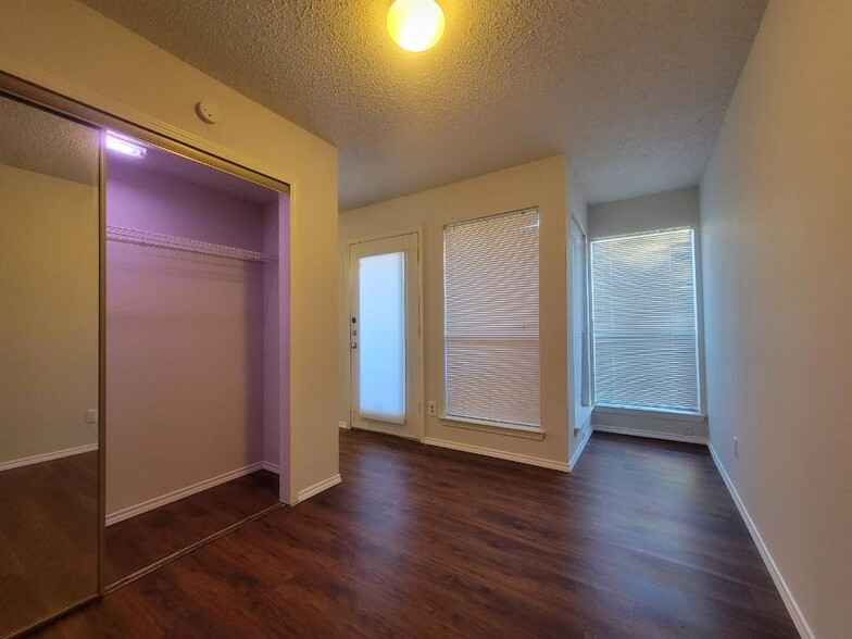 Building Photo - 9809 Walnut St