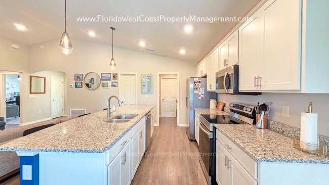 Building Photo - EXCEPTIONAL 3 BEDROOM/2 BATH HOME PLUS LARGE FENCED YARD! LONG TERM LEASE- UNFURNISHED!