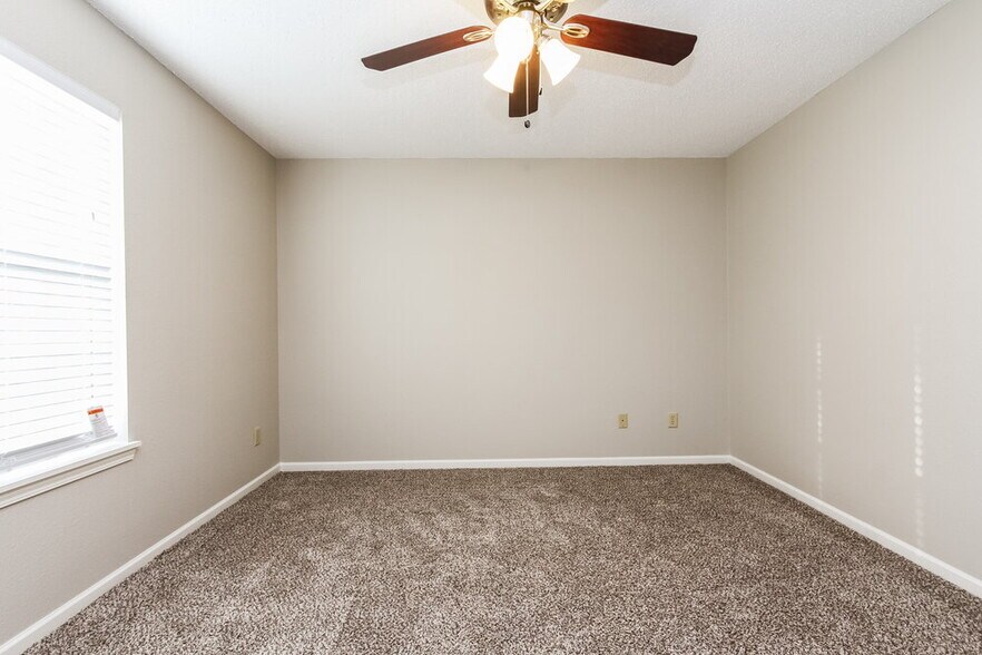 Building Photo - 748 Millbrook Dr