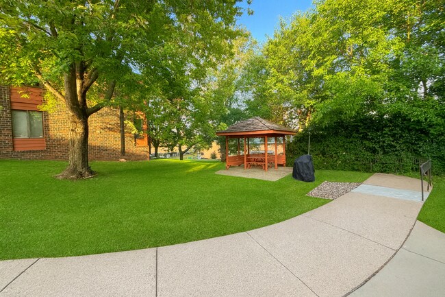 Building Photo - Quaint, Updated 1 Plus Den Condo in Bloomi...