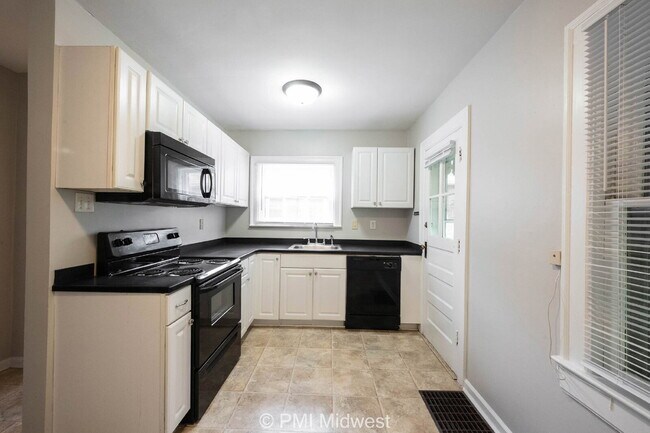 Building Photo - "Charming 3-Bedroom Retreat with Hardwood ...