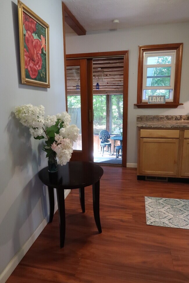 Building Photo - 9580 Sunnyside Road