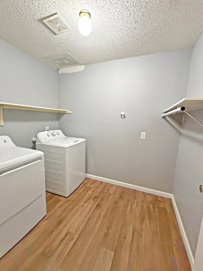 Building Photo - 1302 Whitegate