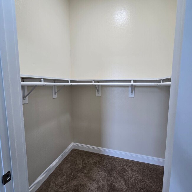 Building Photo - 1818 B Elvin - Move in Ready!!