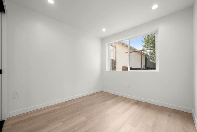 Building Photo - 4012 S Hillcrest Dr