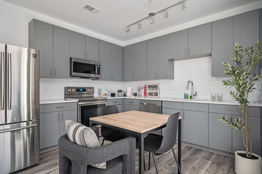 Building Photo - 542 Boulevard NE