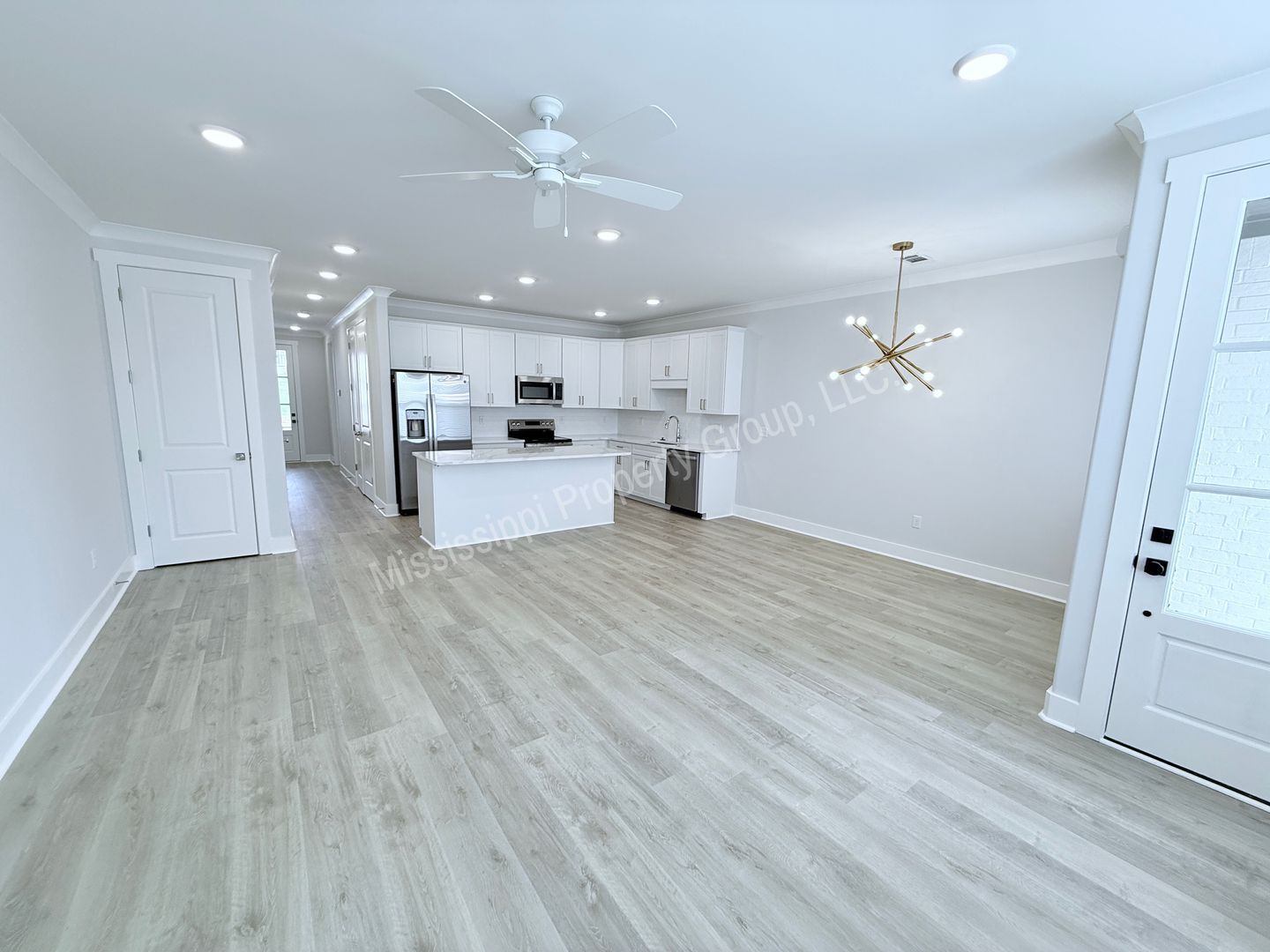 Building Photo - 613 Miramar Ln