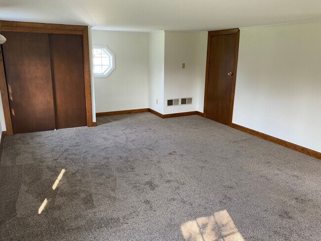 Building Photo - Authentic 3 bedroom New England Colonial! ...