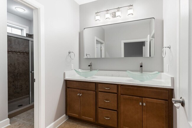 Building Photo - Beautiful Ground Floor Condo 2 bed 2 bath