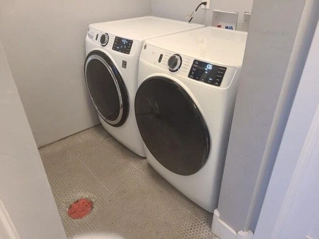 Building Photo - 684 E 400 N