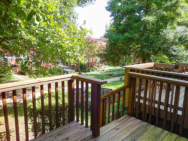 Building Photo - Sun-Filled & Well-Maintained 1 Bed 1 Bath Interior Townhome In Arlington Village