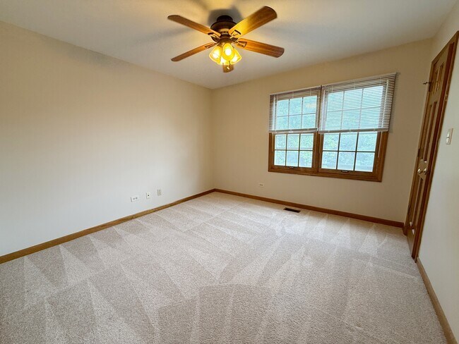 Building Photo - 2436 Putnam Dr