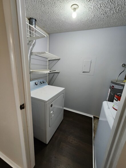 Building Photo - 12415 Hickory Tree Way