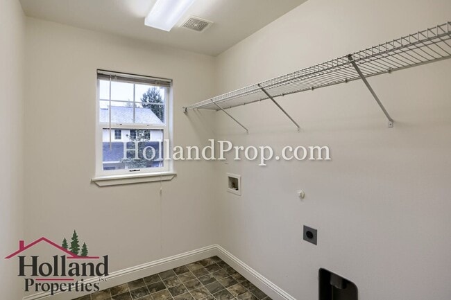 Building Photo - Must See, Beautiful 4 bedroom home in Hillsboro