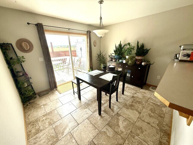 Building Photo - 1724 Canary Pl