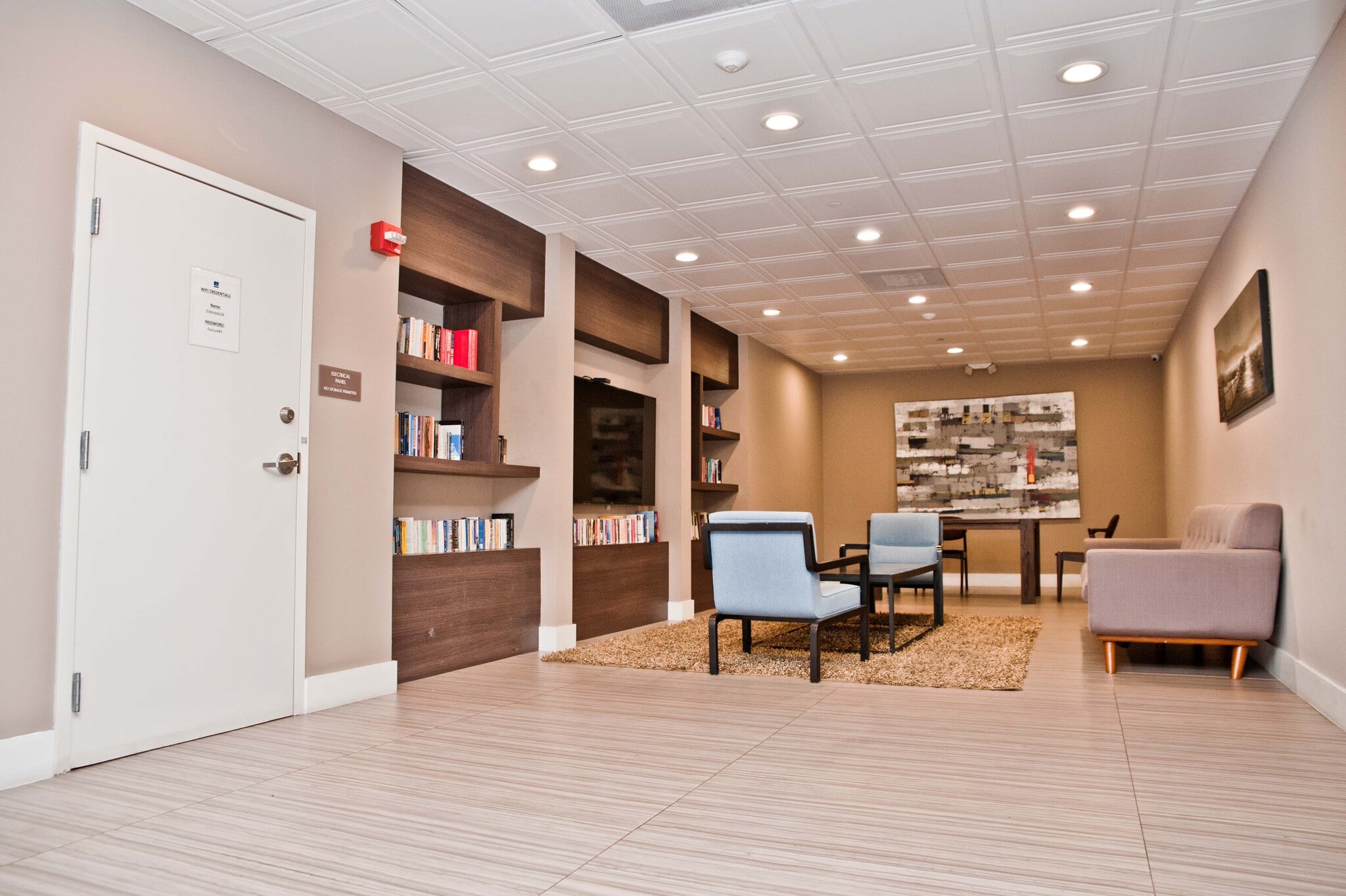 Building Photo - 3675 N Country Club Dr