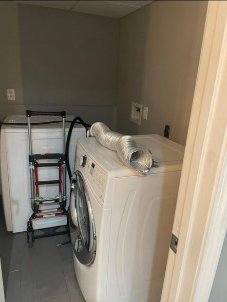 Building Photo - 220 Drumcliff Ct