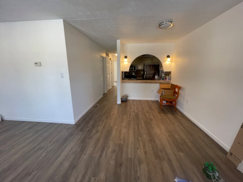 Building Photo - 617-621 N Sherry Dr