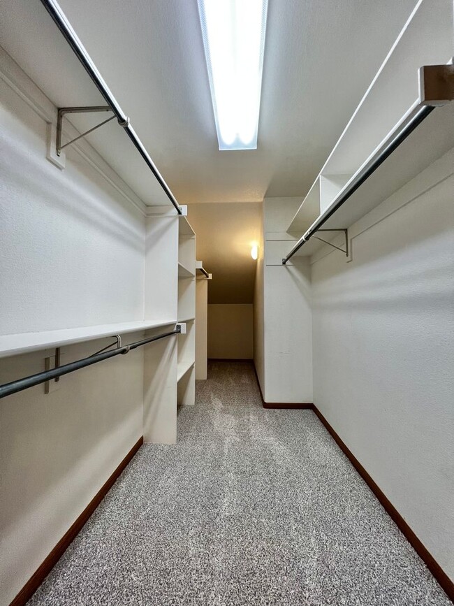Building Photo - Stunning 4-Bedroom, 4-Bathroom Home in Sou...