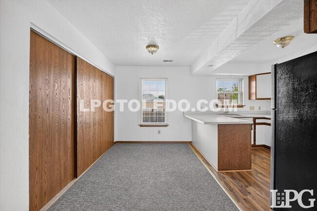 Building Photo - 811 Hilltop Ln