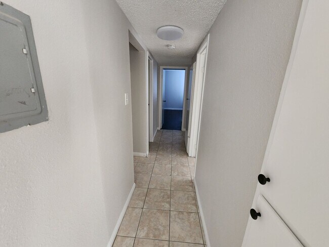 Building Photo - 1705 Breckenwood Ct