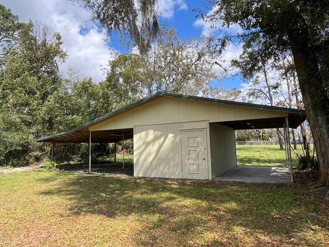 Building Photo - 3 Bedroom, 1 Bath home in Live Oak with la...