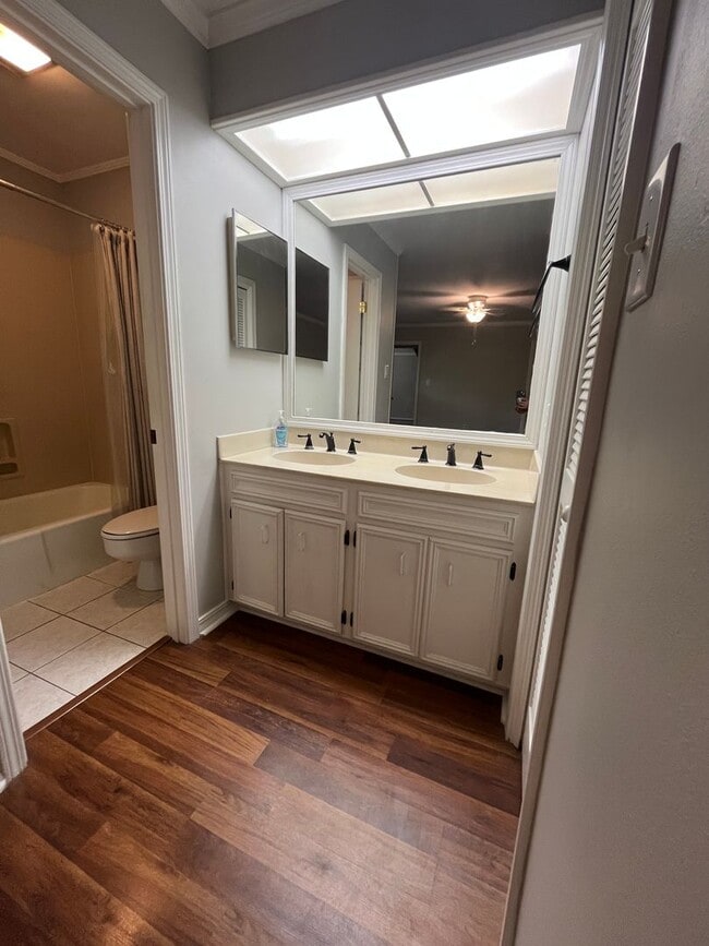 Building Photo - 617 Turtle Creek Dr