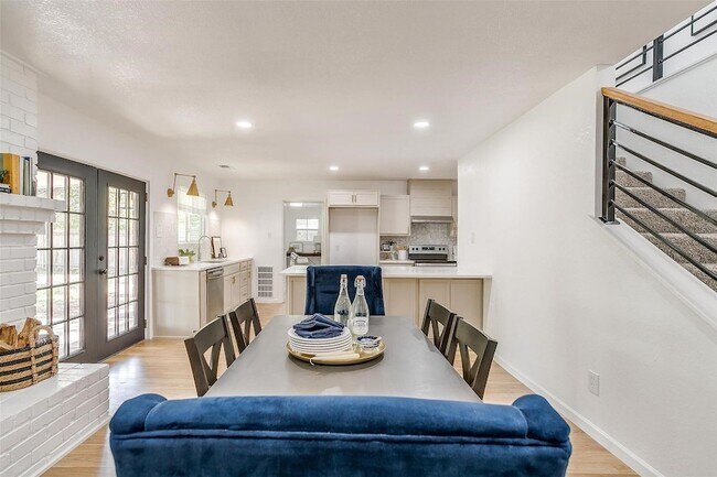 Building Photo - 1701 Larkspur Dr