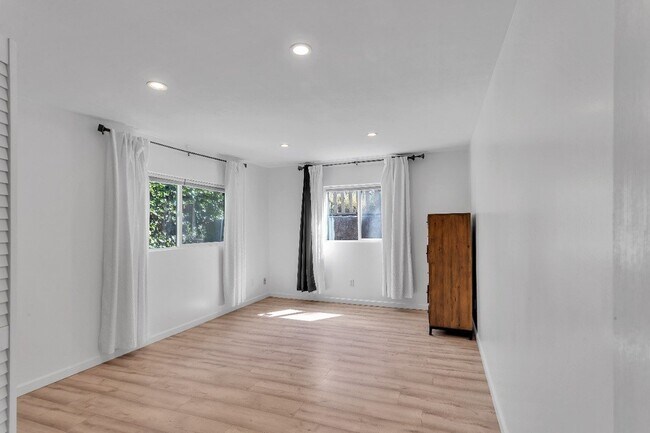 Building Photo - 9834 Lawlor St