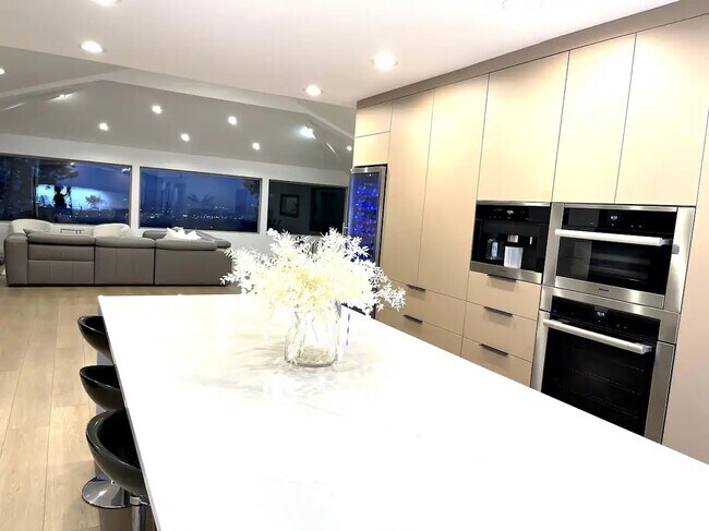 Building Photo - 1907 Maginn Dr