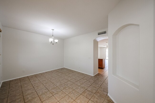 Building Photo - Charming 4 Bed 2 bath 2 Car Garage Home in...