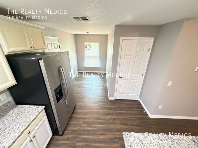 Building Photo - 2615 Fair Oaks Dr