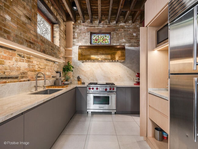 Building Photo - 844 W Altgeld St