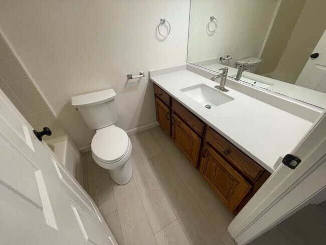 Building Photo - Fresh remodel in quiet neighborhood!  Comm...