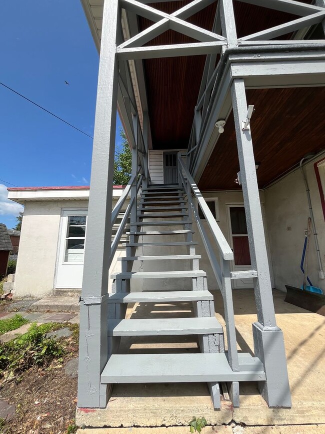 Building Photo - 209 N Pine St