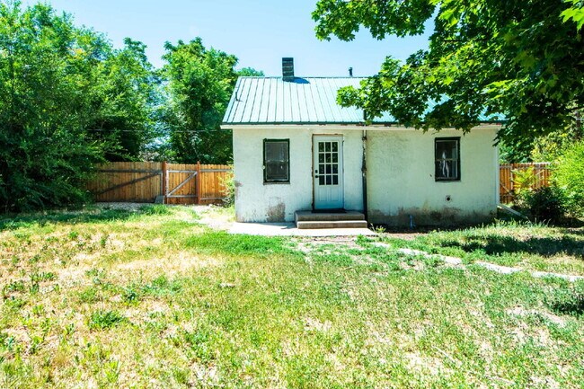 Building Photo - Huge Yard!