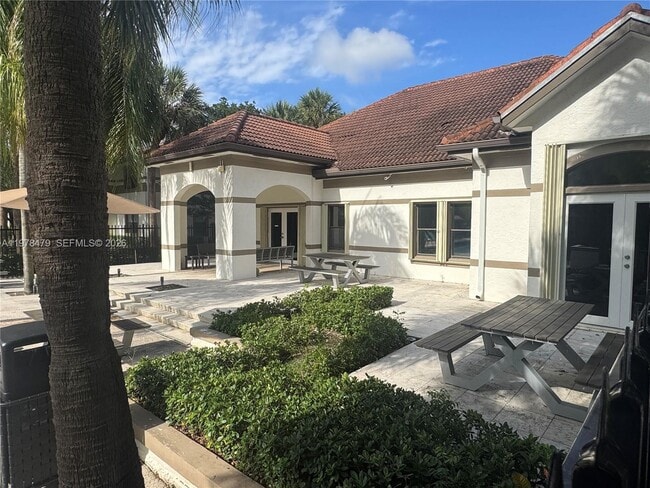 Building Photo - 570 S Park Rd