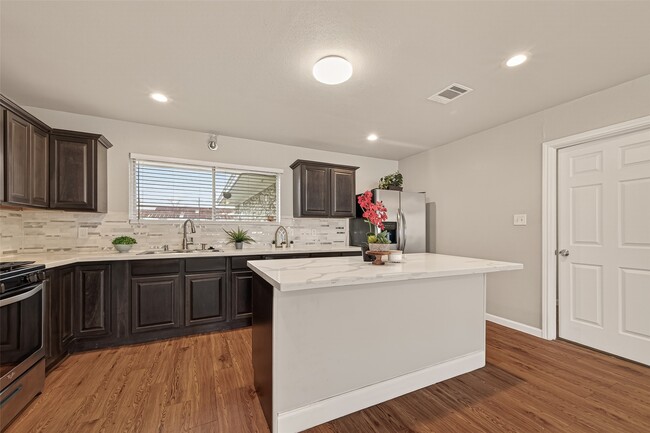 Building Photo - 10 Ferguson St