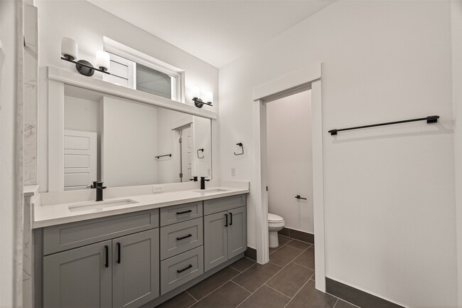 Building Photo - 1406 Mansfield St