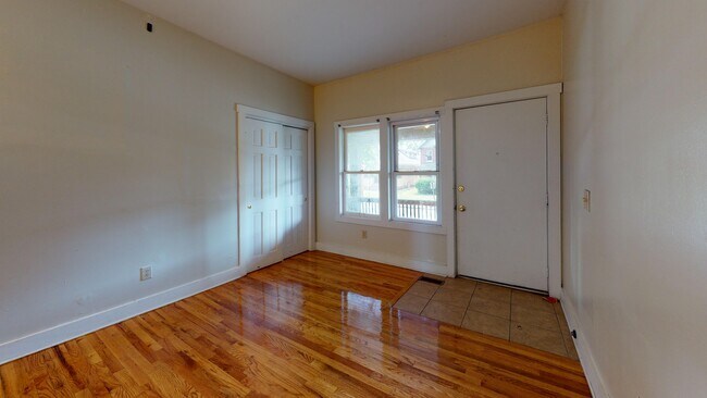 Building Photo - 242 E 18th Ave
