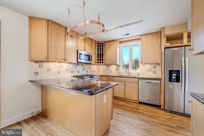 Building Photo - 2957 Strathmeade St