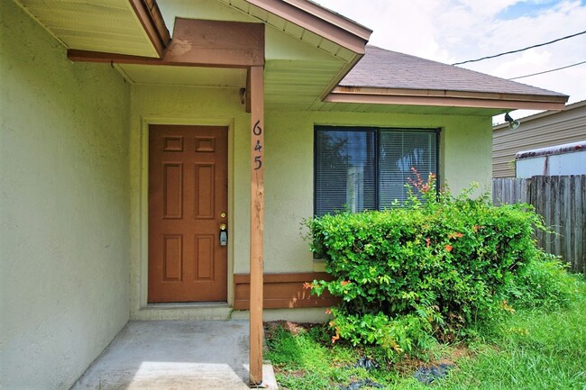 Building Photo - Two Bedroom, Two Bath, One Car Garage Duplex