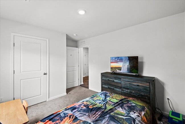 Building Photo - For Rent: Modern 4-Bedroom Home with Priva...