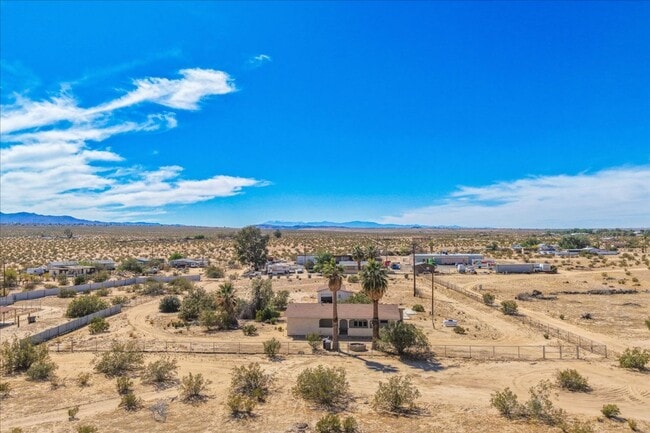 Building Photo - 2 Bedroom Home on 1.8 Acre Lot